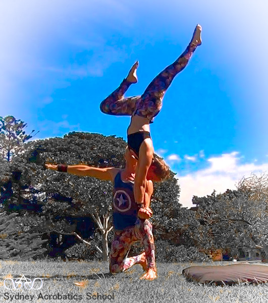 Handstand on Knee - with Leonie Tillman